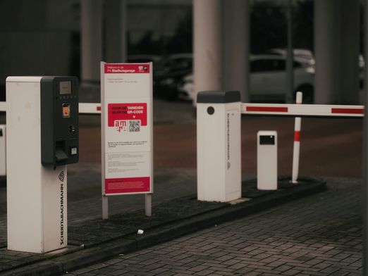 Barrera de control de acceso vehicular en la entrada de un condominio
