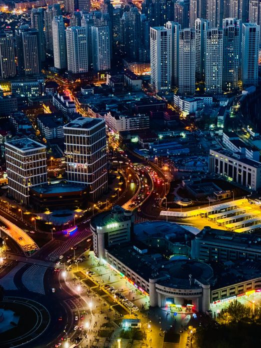 Vista aérea nocturna de una ciudad con edificios de condominios